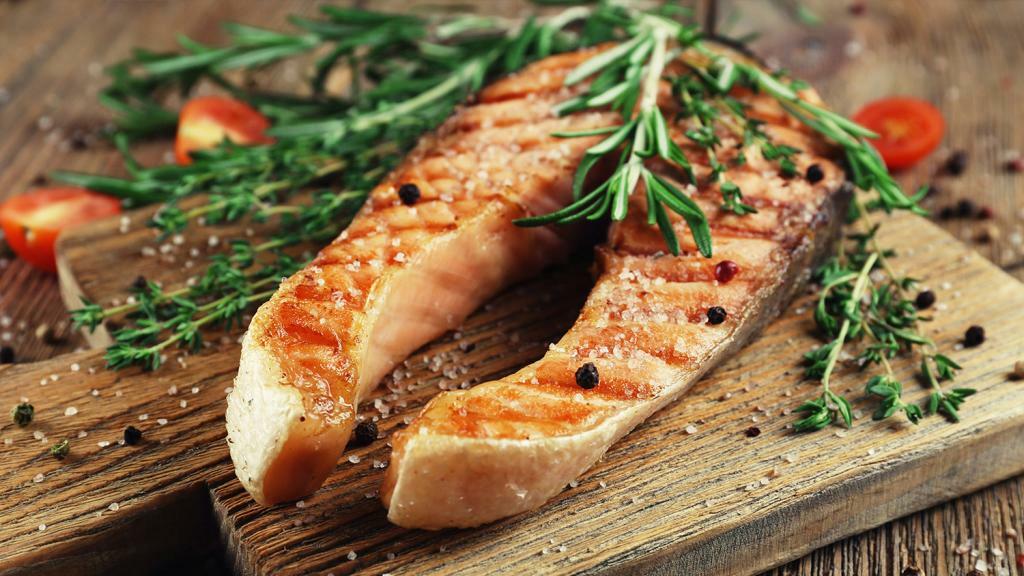 Salmon Panggang dan Telur Rebus: Sumber Vitamin D dari Piring untuk Tubuh Tahan Penyakit